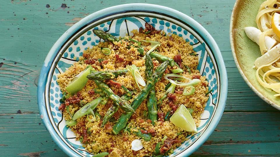 Orientalischer Couscous-Salat mit gegrilltem Spargel