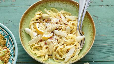 Zitronen-Pfeffer-Pasta mit weißem Spargel