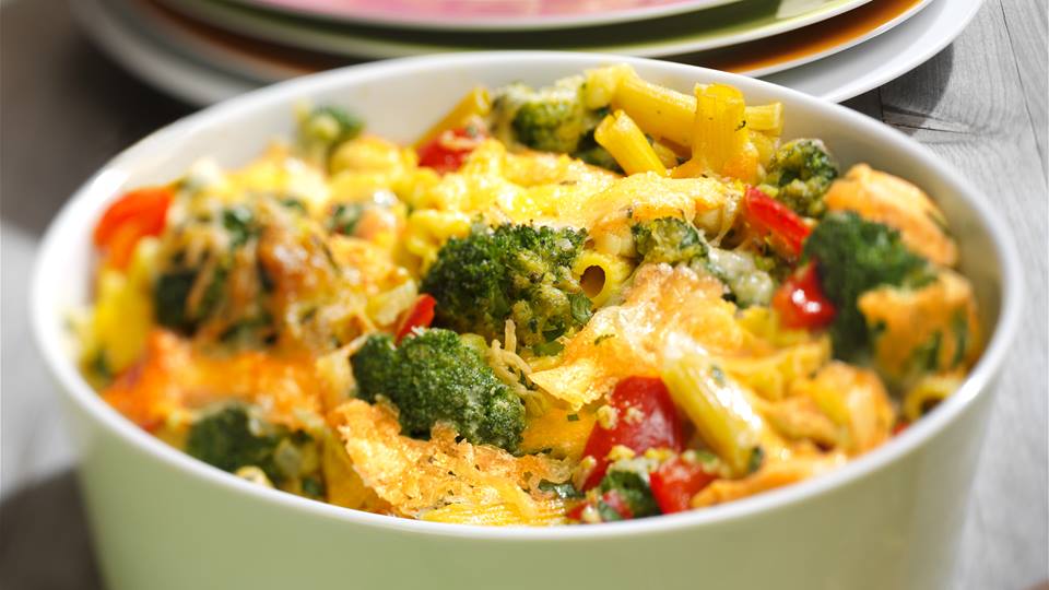 Nudelauflauf mit Brokkoli, Paprika und Hähnchen
