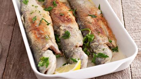 Gebratene Forellen mit Gemüsenudeln