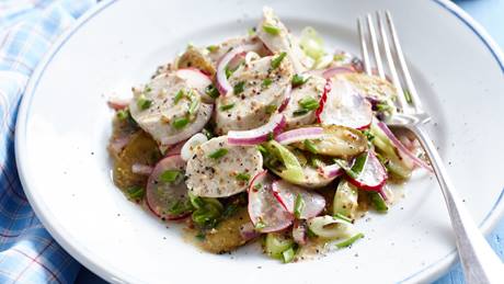 Weißwurstsalat mit Süßer-Senf-Vinaigrette und Bratkartoffeln