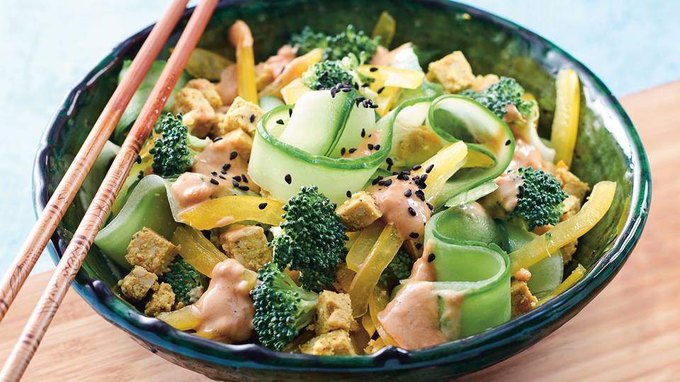 Bunter Asia-Salat mit crunchy Erdnusssauce