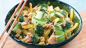 Bunter Asia-Salat mit crunchy Erdnusssauce