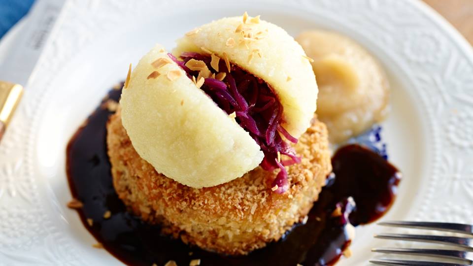 Sauerbraten-Pralinen mit gefüllten Kartoffelklößen