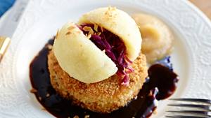 Sauerbraten-Pralinen mit gefüllten Kartoffelklößen