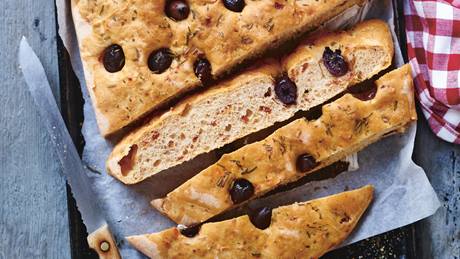 Focaccia mit Rosmarin, getrockneten Tomaten und Oliven