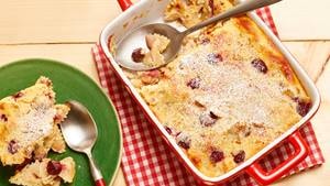 Süßer Nudelauflauf mit Haselnuss und Sauerkirschen
