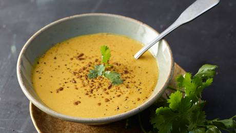 Süßkartoffel-Erdnuss-Suppe mit Limette und Koriander