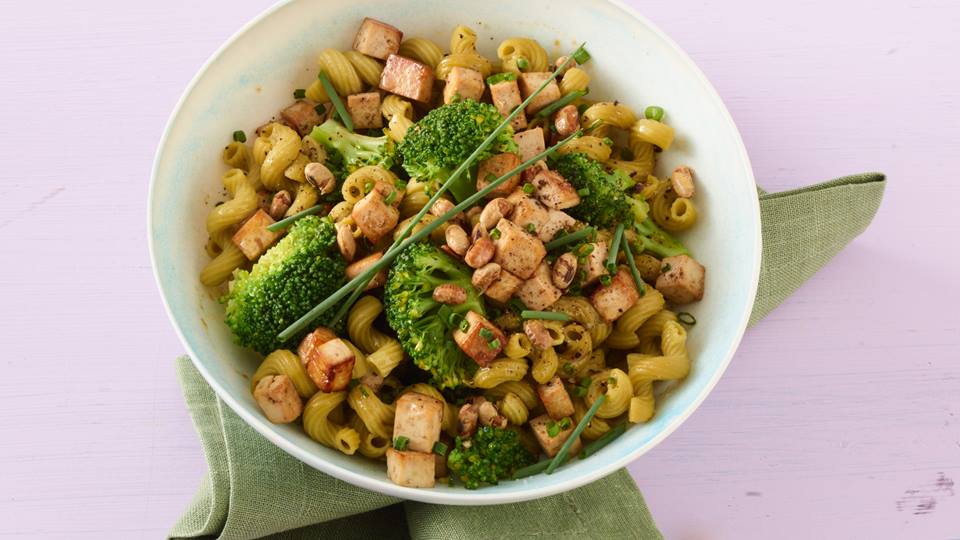 Pasta-Bowl mit Schnittlauch-Dattel-Dressing