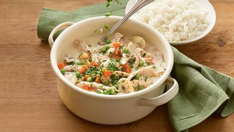 Cremiges Hühnerfrikassee auf Basmatireis