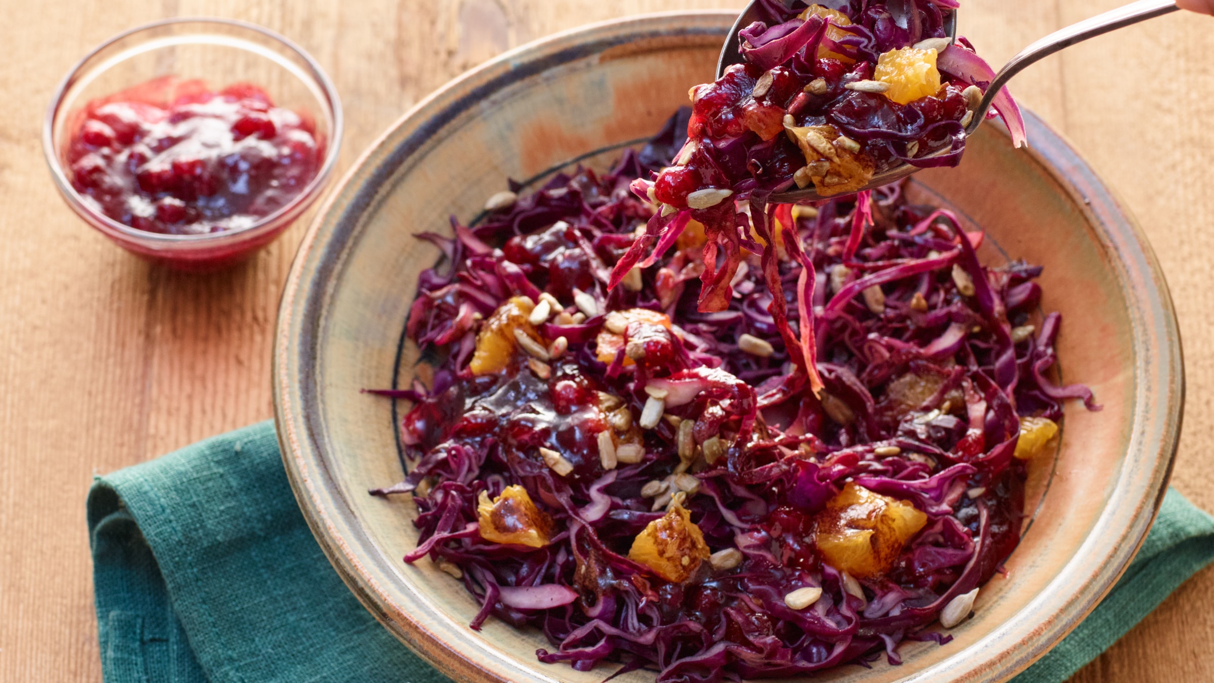 Rotkohl-Orangen-Salat mit Preiselbeerdressing Rezept selbst machen ... Rotkohl-Orangen-Salat mit Preiselbeerdressing Rezept selbst machen ...