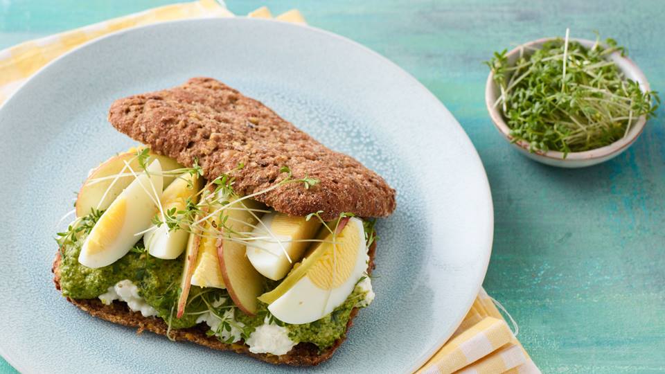 Fitness-Sandwich mit Spinat-Hanf-Pesto und Ei