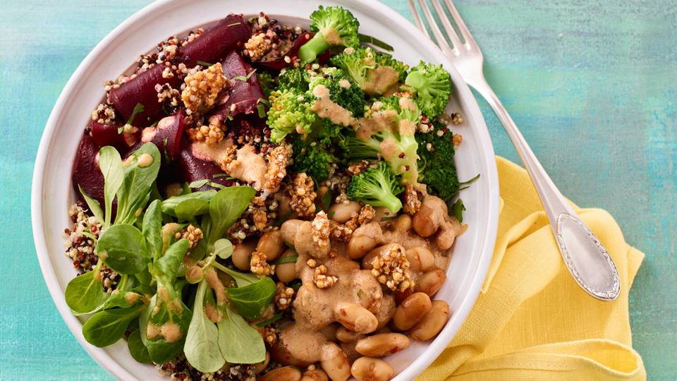 Quinoa-Bowl mit Rote Bete und Hanf-Knusper