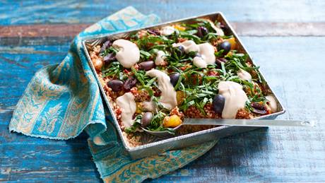 Kichererbsencouscous aus dem Ofen mit Dattel-Tahin-Dressing