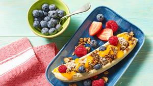 Fruchtiges Banana Split mit Dattelkonfekt und Kokos-Knusper