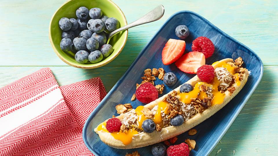 Fruchtiges Banana Split mit Dattelkonfekt und Kokos-Knusper