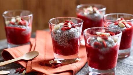 Chia-Vanille-Pudding mit Erdbeersauce, Cashew-Kernen und Goji-Beeren