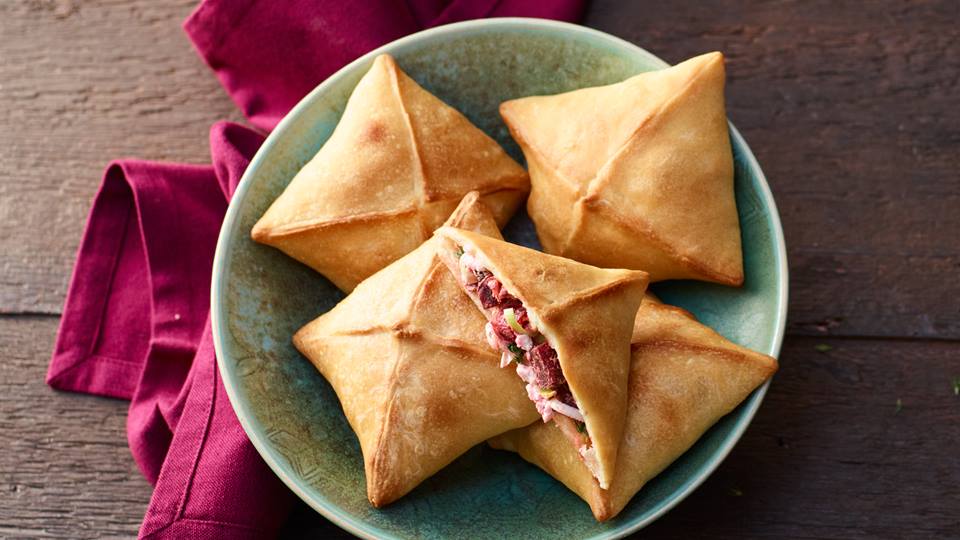 Gebackene Teigtaschen gefüllt mit Roter Bete und Ziegenfrischkäse