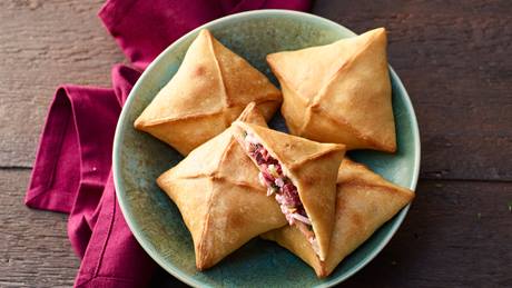 Gebackene Teigtaschen gefüllt mit Roter Bete und Ziegenfrischkäse