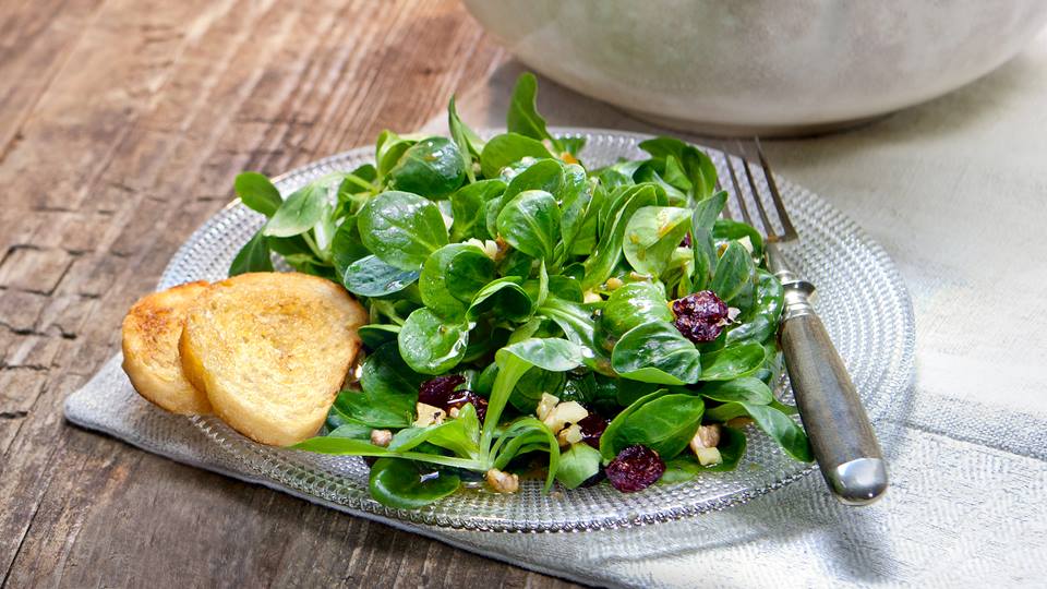 Feldsalat mit Walnüssen und getrockneten Cranberrys