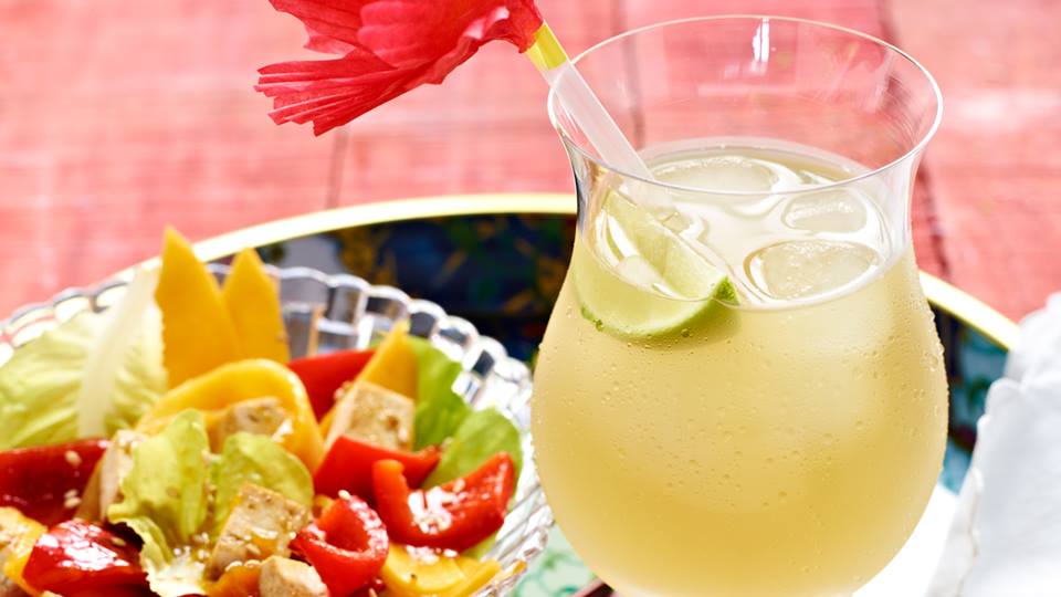 Kalter Grüntee-Coco-Drink