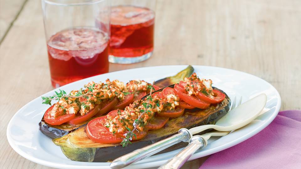 Gebackene Aubergine mit Schafskäse-Tomaten-Kruste