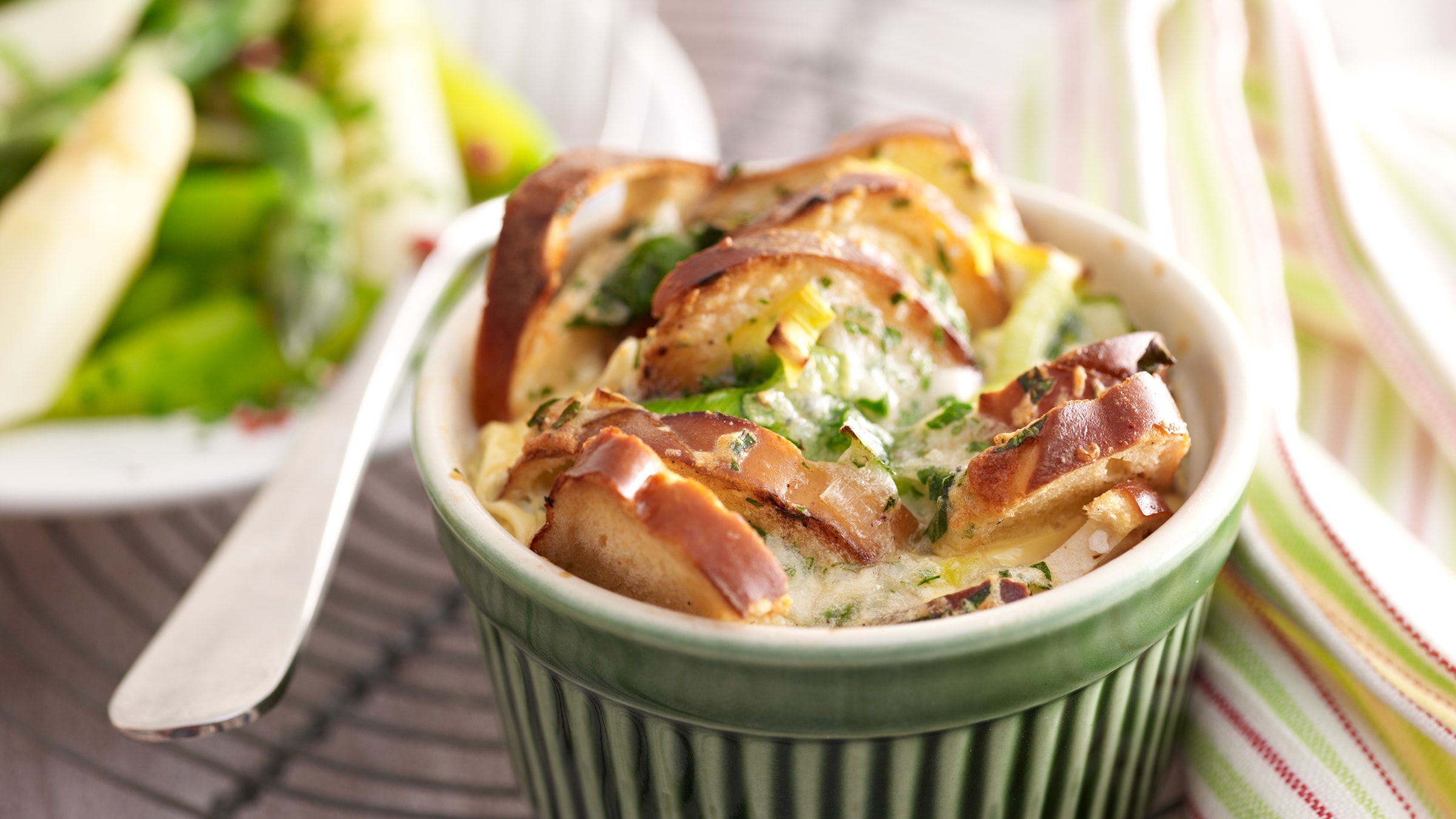 Brezelauflauf mit mariniertem Spargel Rezept selbst machen | Alnatura