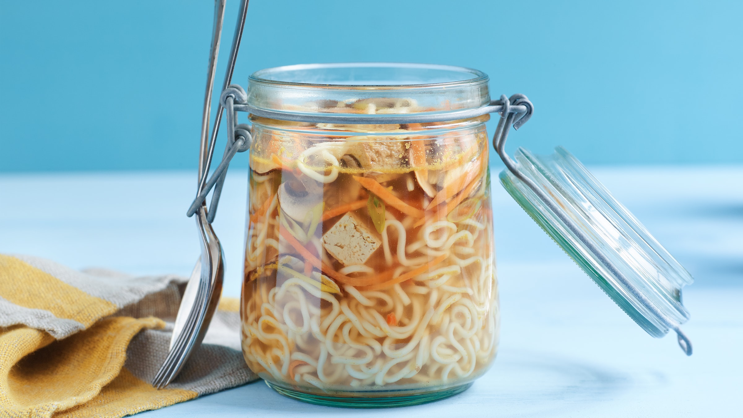 Instant Curry-Nudelsuppe mit Gemüse und Tofu
