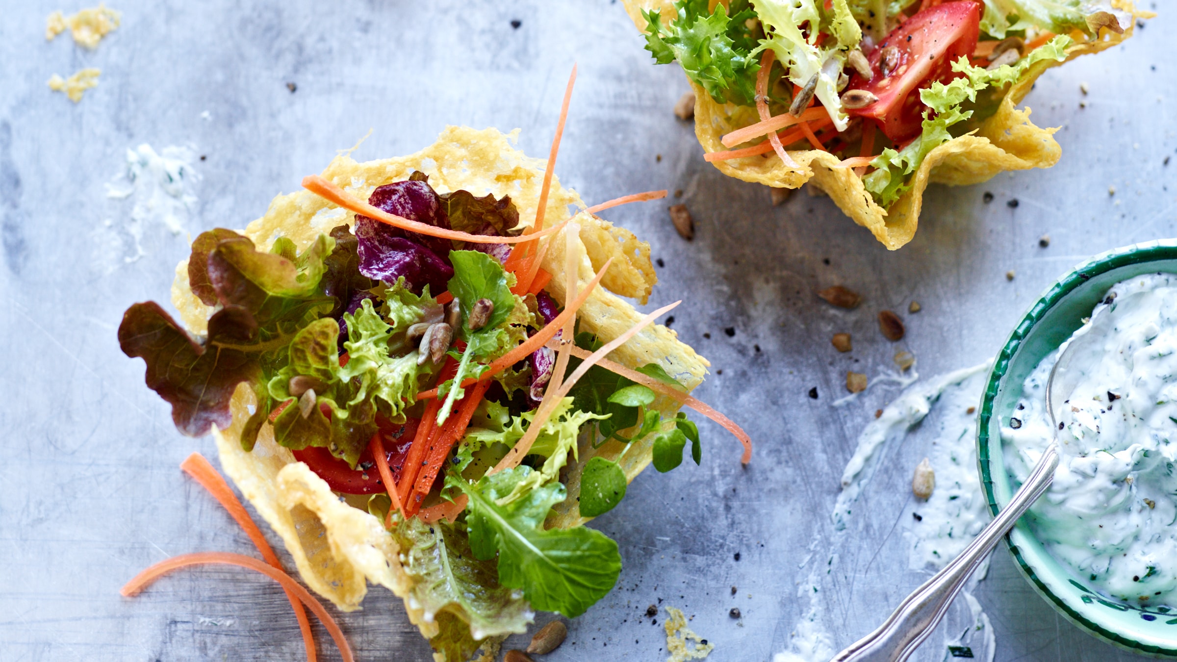 Blattsalat im Parmesankörbchen mit Kräuterquark Rezept selbst machen ...