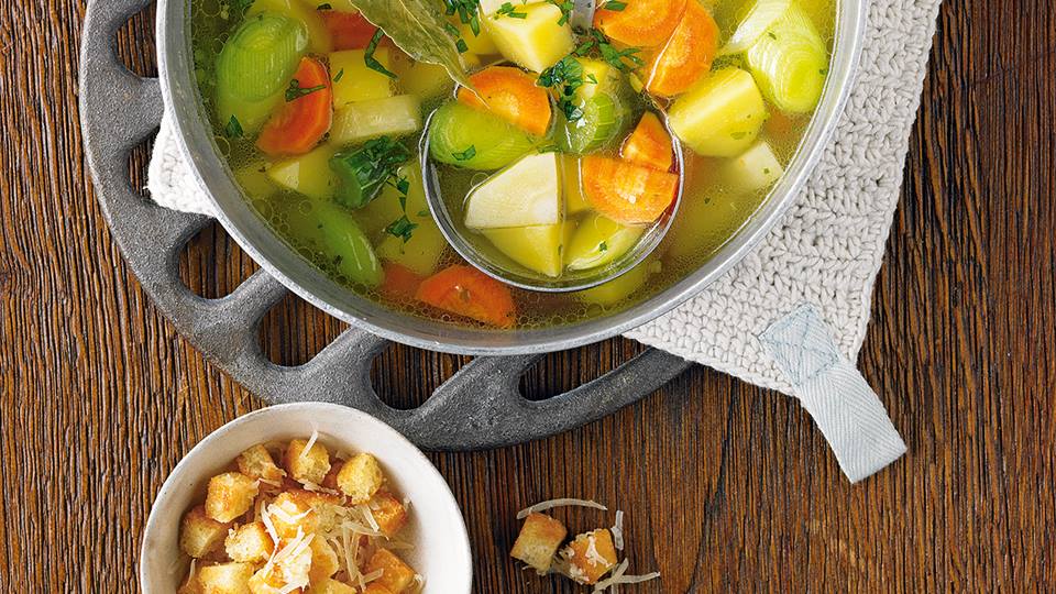 Klassische Gemüsesuppe mit Parmesan-Croûtons