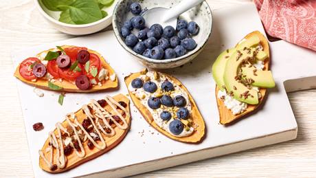 Süßkartoffel-Toasts mit Blaubeeren und Quarkcreme