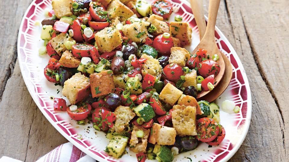 Italienischer Brotsalat mit frischen Kräutern