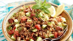 orientalischer Buchweizen-Bulgur-Salat mit Datteln und Mandeln