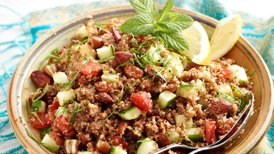 orientalischer Buchweizen-Bulgur-Salat mit Datteln und Mandeln