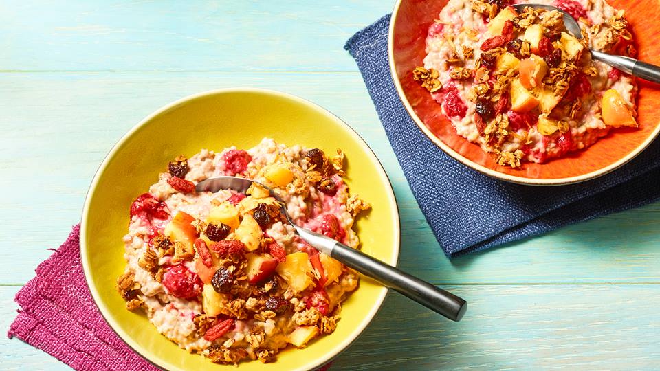 Fruchtiger Kokos-Mandel-Porridge (Frühstücksbrei)
