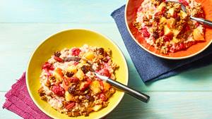 Fruchtiger Kokos-Mandel-Porridge (Frühstücksbrei)