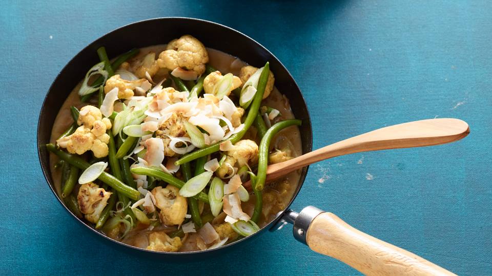 Cremiges Cashew-Kokos-Curry mit Blumenkohl und Bohnen