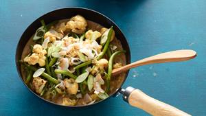 Cremiges Cashew-Kokos-Curry mit Blumenkohl und Bohnen