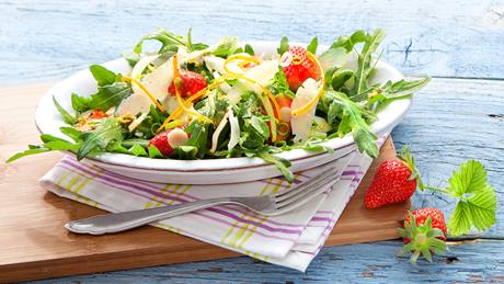Rucola-Fenchel-Salat mit Erdbeeren