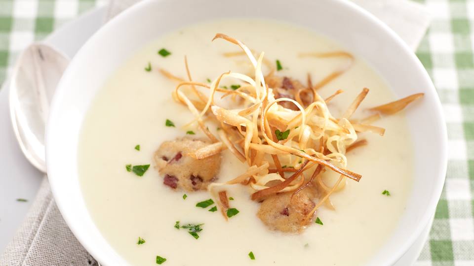Petersilienwurzelsuppe mit Salaminocken