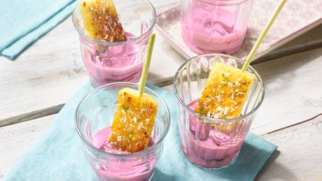 Ananas-Zitronengras-Spieße mit Waldfruchtcreme