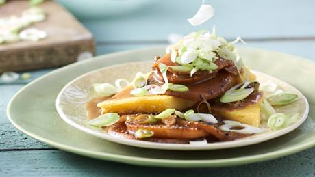 Pfannengerührte Mairübchen an Zitronen-Kokos-Polenta