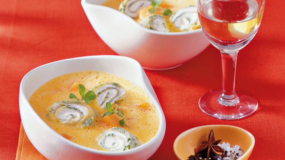 Gemüsesuppe mit Kräutercrêpe-Schnecken