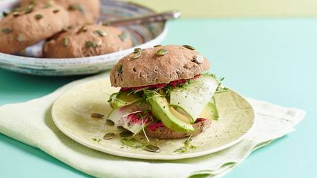 Buchweizen-Soja-Brötchen mit Avocado und Gurke