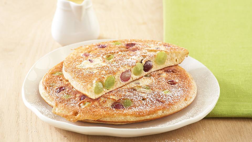 Dinkelpfannkuchen mit Trauben und Vanillesoße