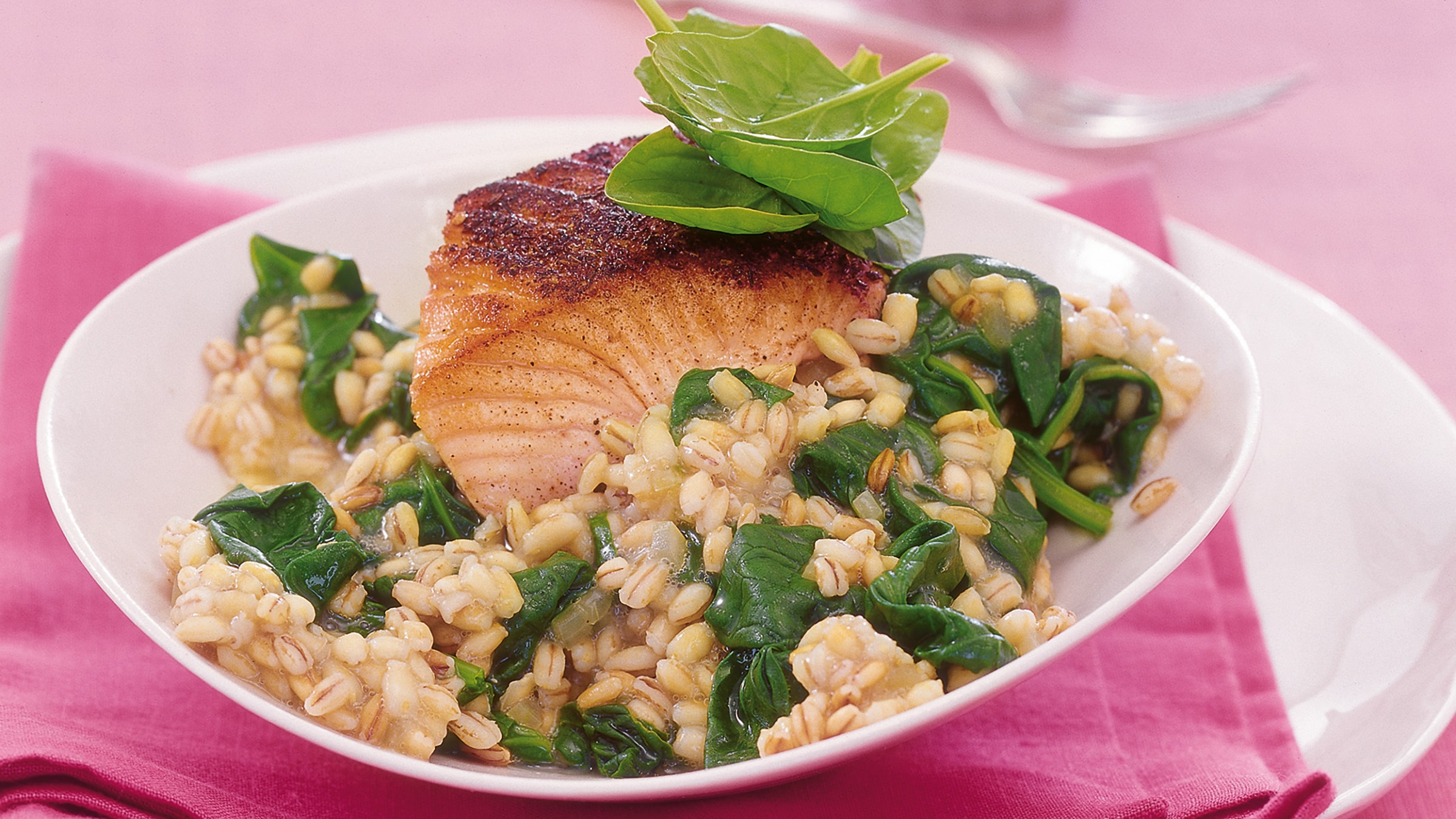 Graupen-Risotto mit Spinat und Lachs Rezept selbst machen | Alnatura Graupen-Risotto mit Spinat und Lachs Rezept selbst machen | Alnatura