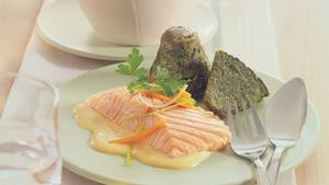 Pochierter Lachs mit Spinatflan und Wildreis