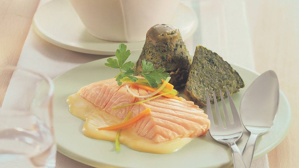 Pochierter Lachs mit Spinatflan und Wildreis