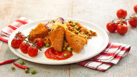 Panierter Feta mit scharfer Tomatensoße und Erbsenreis