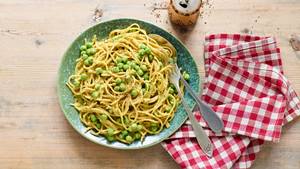 Gelbe Linsen-Spaghetti mit Erbsen-Zitronen-Sauce